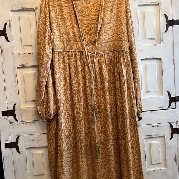 Tan Maxi Sundress with V-neck and Bishop Sleeves - Picture 3 of 11